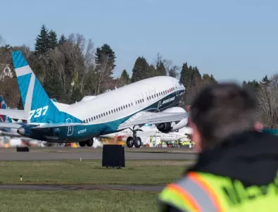 Отново опасност при полет с Boeing: Падна част от двигателя (ВИДЕО)