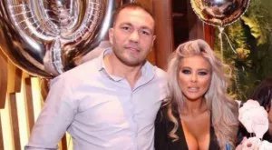 {{ otherArticle[0].article.title }}