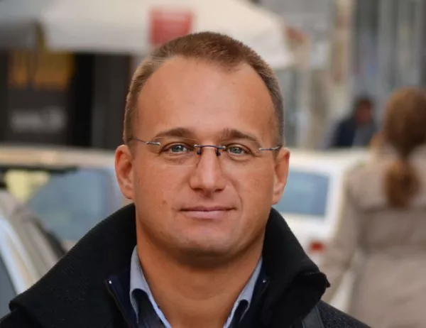 Симеон Славчев: ГЕРБ и ДПС слагат чадър върху местната власт чрез антикорупционния закон