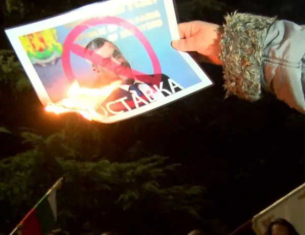 Запалиха плакати с лика на Валери Симеонов в Казанлък