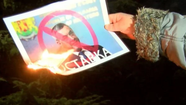 Запалиха плакати с лика на Валери Симеонов в Казанлък