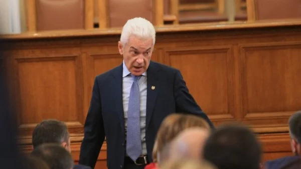 Сидеров: Парламентът не се "оголва" с оставките, има достатъчно кадри
