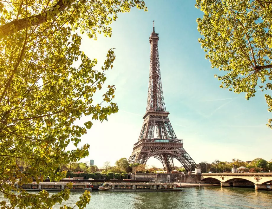 Франция реши: Зелените сертификати остават поне до лятото