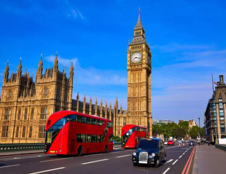 Евтината лира води повече туристи във Великобритания 
