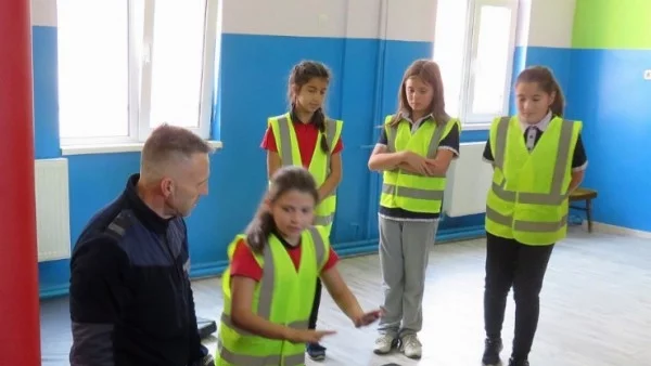 Полицаи от Сливен обучават деца в техники за самозащита