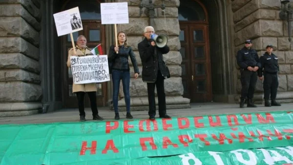 Пред Министерски съвет протестираха срещу ниските доходи (СНИМКИ)