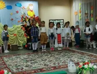 Деца и родители засадиха цветя и дървета в Благоевград
