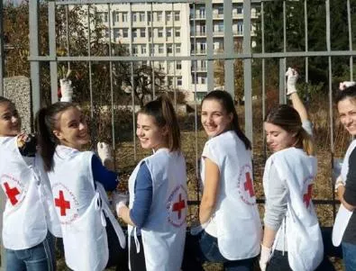 Ученици боядисаха оградата на болницата в Разлог