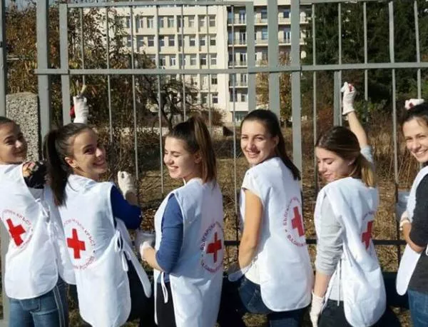 Ученици боядисаха оградата на болницата в Разлог
