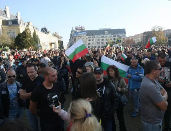 Стотици протестират и в София