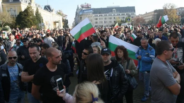 Стотици протестират и в София