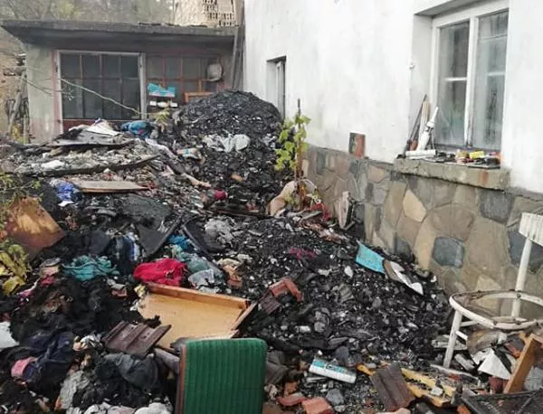 Къща е била опожарена в Момчиловци до изгорялата преди година