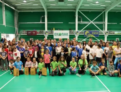 200 деца премериха сили в традиционния турнир по бадминтон за купа 