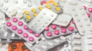 Безопасно ли е да пиете лекарство след срока му на годност?