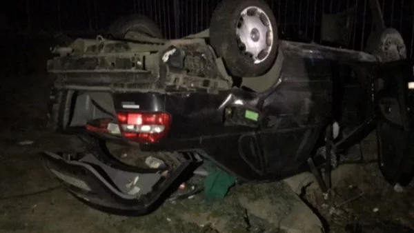 Двама младежи са с опасност за живота след катастрофа