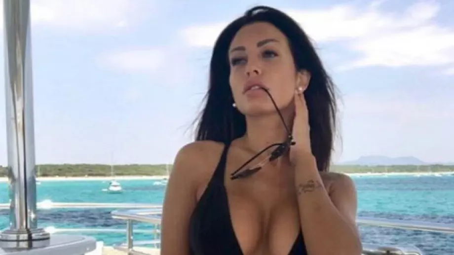 Български модел показа любовта си към Рома с еротична фотосесия (СНИМКИ)