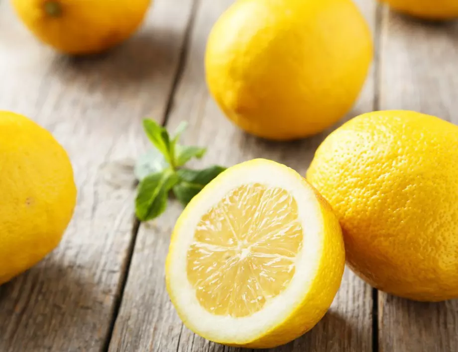 Лекар развенча ползата от пиенето на вода с лимон
