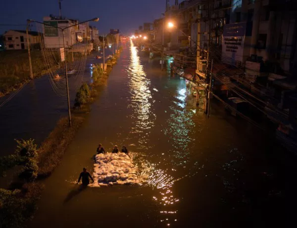 Над 76 000 души са пострадали при наводнения в Тайланд