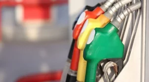 Бензинът поевтиня, дизелът задържа нивото си