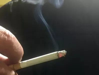 В Милано: Пушиш на открито на 10 метра от друг човек