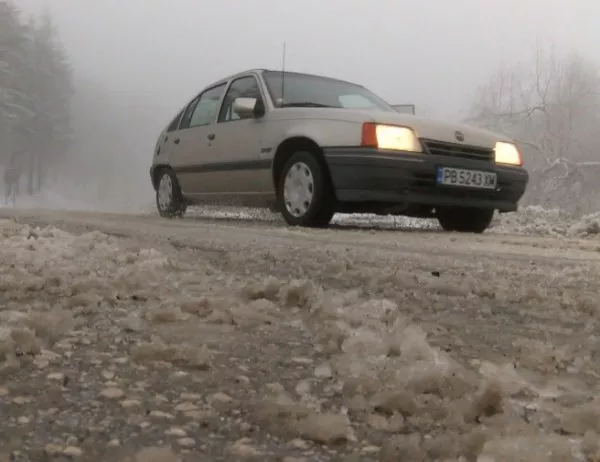 У нас: Заледени пътища и 10 сантиметра сняг на "Шипка" (СНИМКИ)
