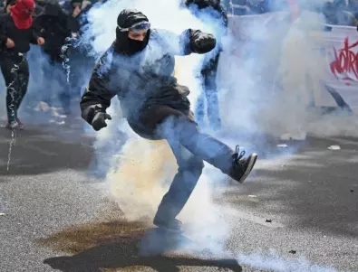 Голям бой с полицията във Франция, за да не се пенсионират по-късно (ВИДЕО)