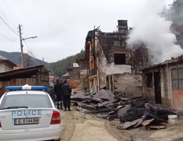 Семейство е пострадало след пожар в дома си край Якоруда (СНИМКИ)