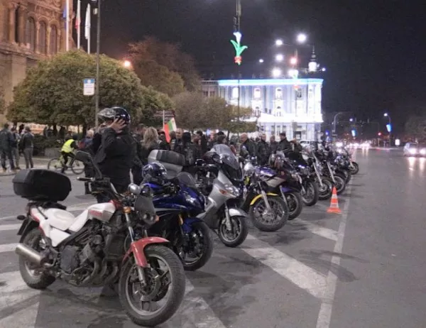 Протестиращи във Варна блокираха кръстовището пред общината