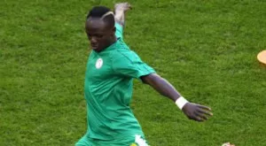 Садио Мане напусна терена облян в сълзи след странна реакция на феновете