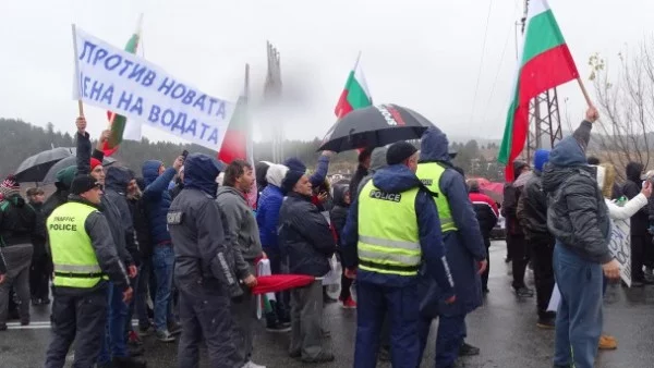 Протестите в Югозапапада - схватки с жандармерия, различни водачи и затворен път (ВИДЕО)