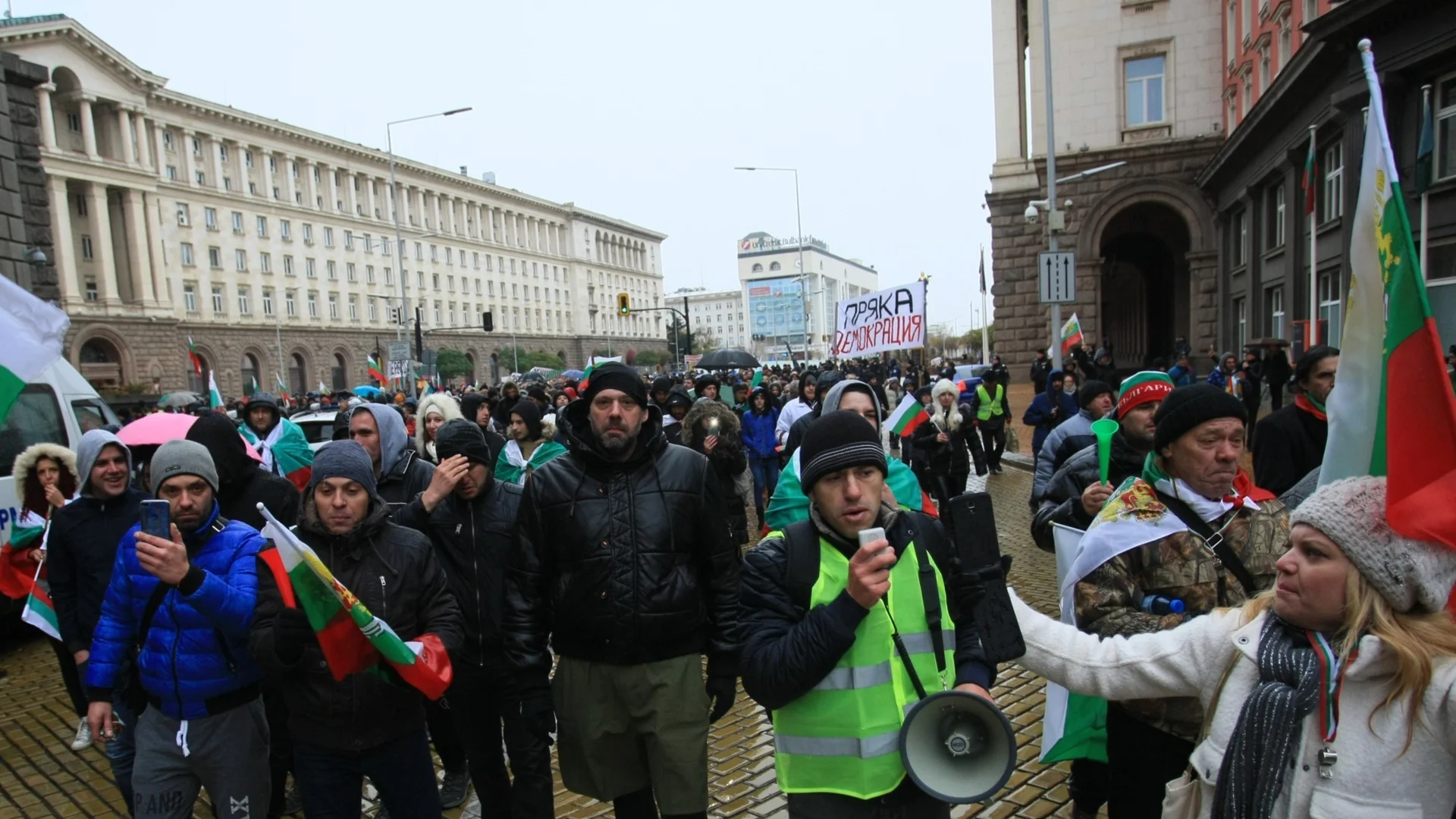 Пак заявки за протести с организатор бивш служител на ДАНС и искания за референдум за всичко