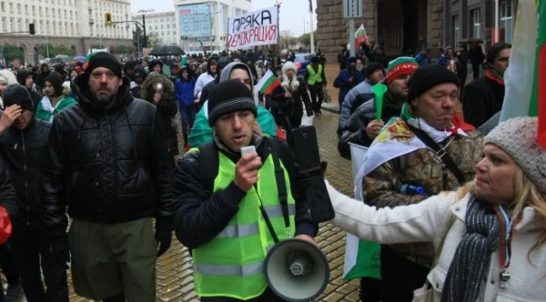 Пак заявки за протести с организатор бивш служител на ДАНС и искания за референдум за всичко