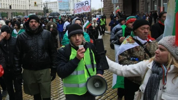 Пак заявки за протести с организатор бивш служител на ДАНС и искания за референдум за всичко