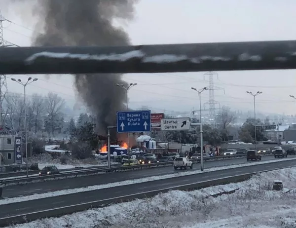 Пожар гори в района на Околовръстния път на София (СНИМКИ)