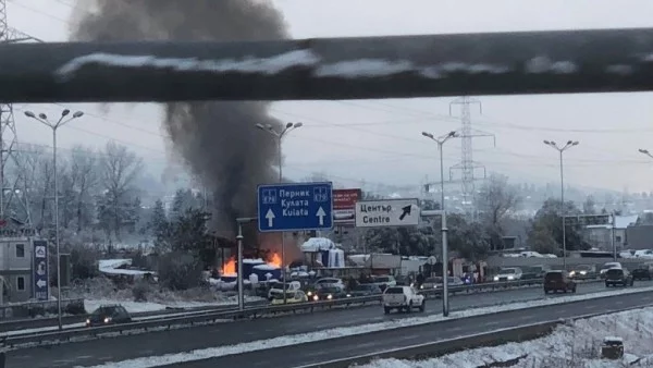 Пожар гори в района на Околовръстния път на София (СНИМКИ)