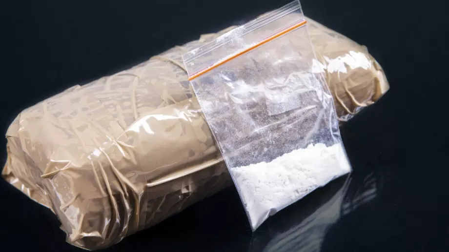 Откриха огромно количество кокаин, скрит под снимки на Марадона