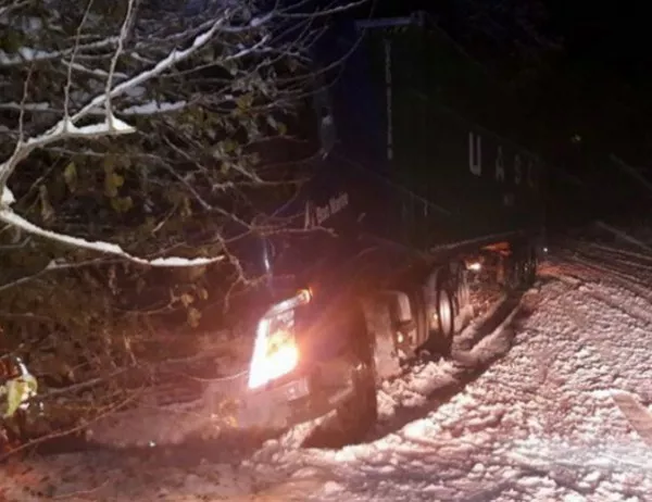 Над 30 камиона закъсали миналата нощ в местността „Шумата“ в Плевенско