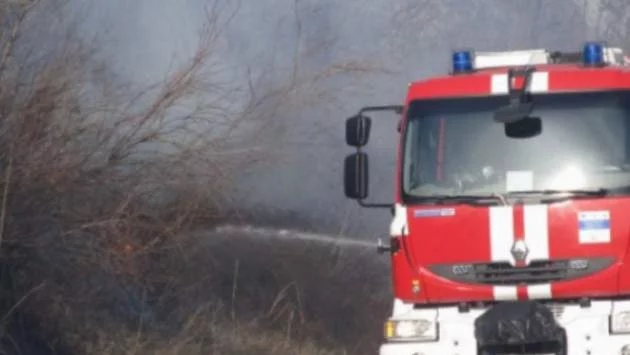 Две вили са изгорели при пожара край Реброво, огънят се разраства 