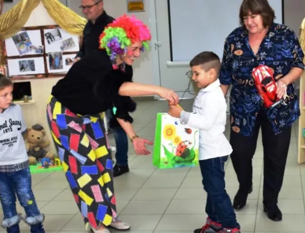 Деца от Лиляче и Бели извор празнуваха в Общностен център