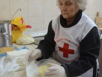 БЧК осигурява на бездомни русенци храна и психологическа помощ 