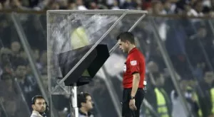 ВАР предизвика първия комичен момент след въвеждането си във футбола (СНИМКИ + ВИДЕО)