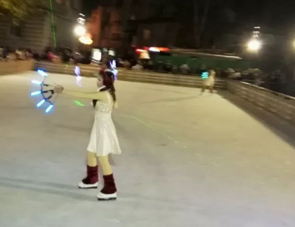 Ледената пързалка в Русе бе открита с атрактивно светлинно шоу