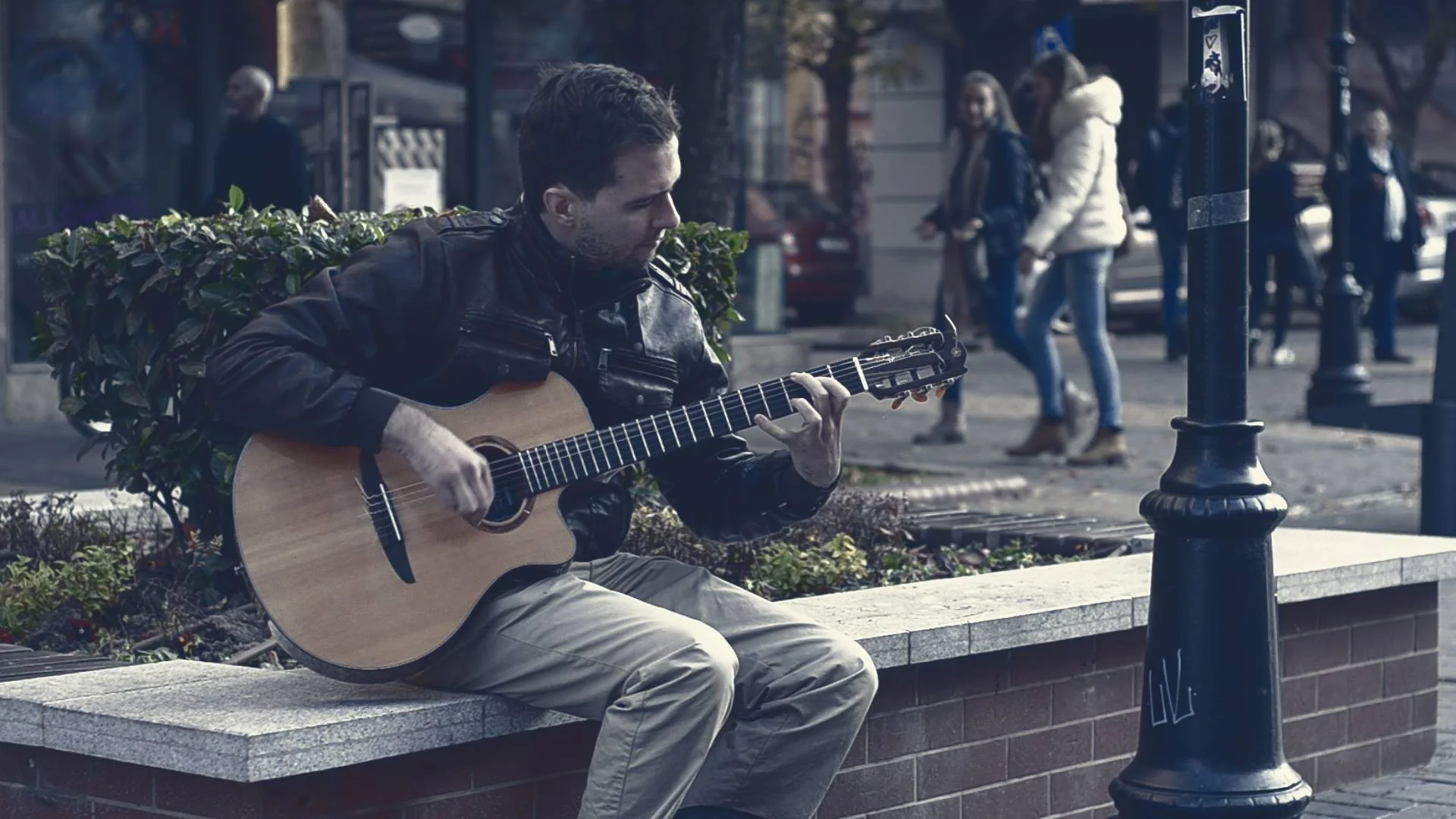 Какво е да си уличен музикант в София? (Социален експеримент)