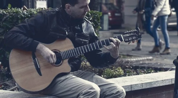 Какво е да си уличен музикант в София? (Социален експеримент)