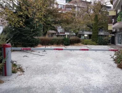 Направил ли си е частен паркинг асеновградчанин без да има право?