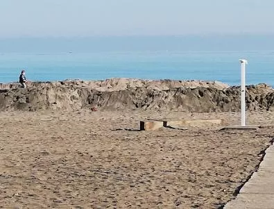 Диги пазят бургаския плаж през зимата