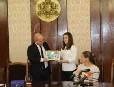 Шампионките по борба Биляна Дудова и Тайбе Юсеин получиха награди от кмета на Русе