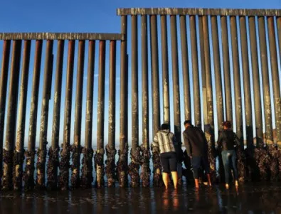 Тръмп разчита на демократите, за да осигури пари за стената си по границата с Мексико