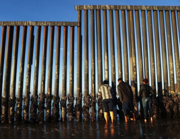 Тръмп разчита на демократите, за да осигури пари за стената си по границата с Мексико