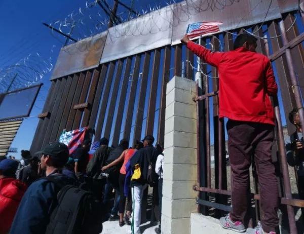 Първи опит за мигрантски щурм на границата между Мексико и САЩ (ВИДЕО)